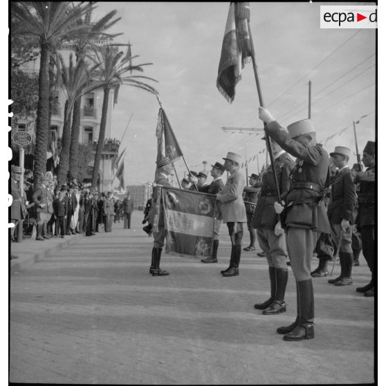 Centenaire des tirailleurs et des spahis de l'armée d'Afrique : remise de décorations.