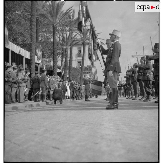 Centenaire des tirailleurs et des spahis de l'armée d'Afrique : remise de décorations.