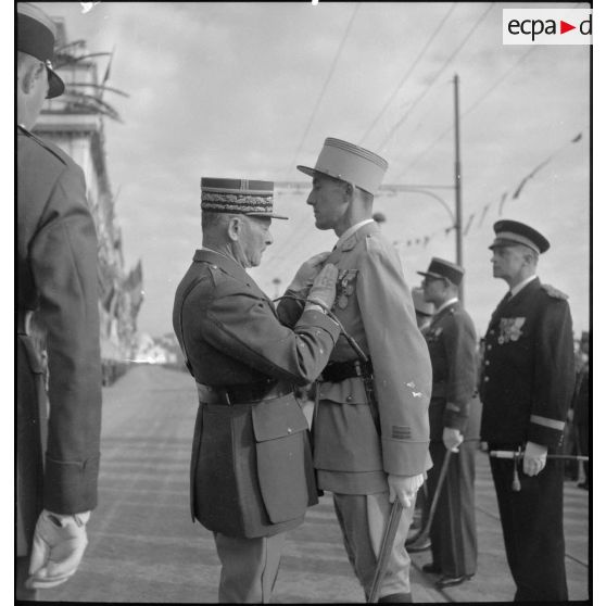 Centenaire des tirailleurs et des spahis de l'armée d'Afrique : remise de décorations.