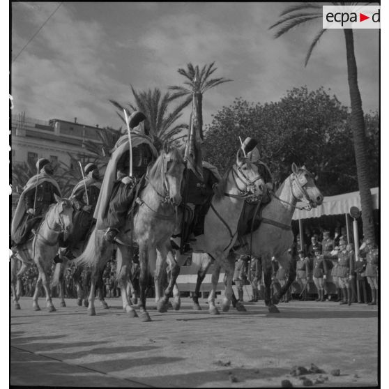 Centenaire des tirailleurs et des spahis de l'armée d'Afrique : défilé des troupes montées.