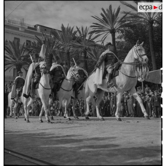 Centenaire des tirailleurs et des spahis de l'armée d'Afrique : défilé des troupes montées.