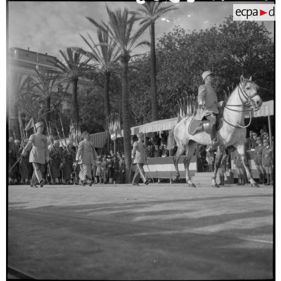 Centenaire des tirailleurs et des spahis de l'armée d'Afrique : défilé des troupes à pied.