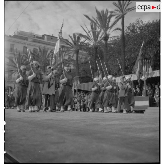 Centenaire des tirailleurs et des spahis de l'armée d'Afrique : défilé des troupes à pied.