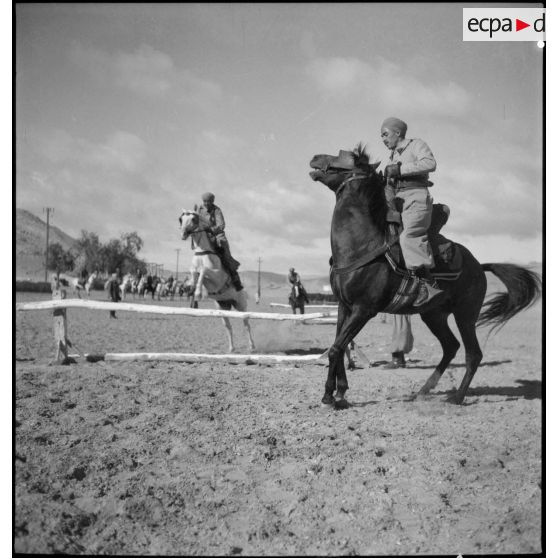 Classes à cheval au 5e escadron du 1er RSA.