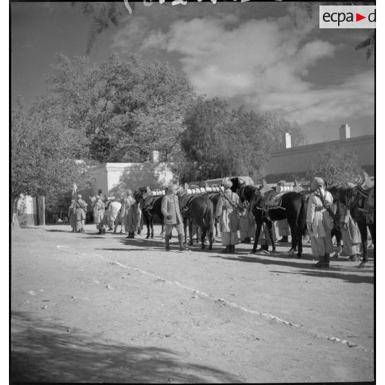 Départ en patrouille de spahis du 5e escadron du 1er RSA.