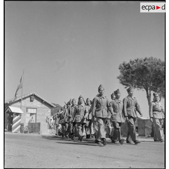 Départ pour les travaux agricoles au camp de Darboussière.