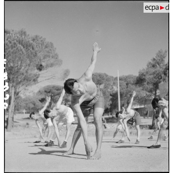 Séance de culture physique au camp de Darboussière.