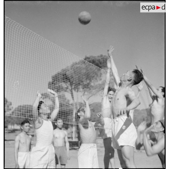 Match de volley-ball au camp de Darboussière.