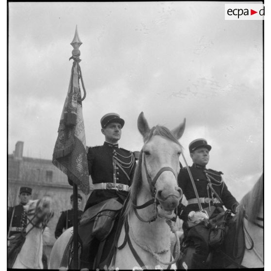 Le porte-étendard de la 2e légion de la Garde et sa garde d'honneur.