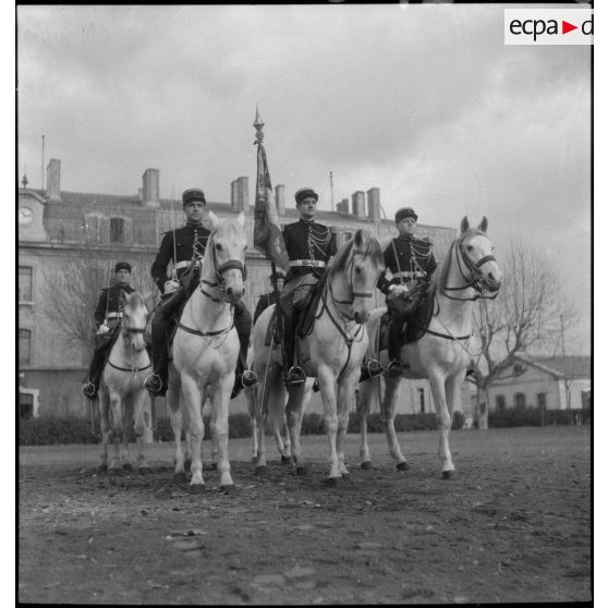 Le porte-étendard de la 2e légion de la Garde et sa garde d'honneur.