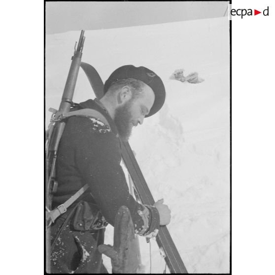 Portrait de profil d'un sergent, éclaireur-skieur du 30e BCP.