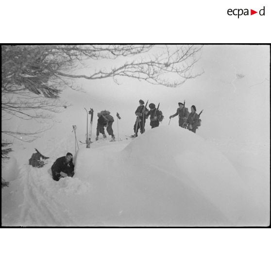 Patrouille d'éclaireurs-skieurs dans les environs du centre d'entraînement en montage du Lioran.