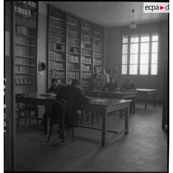 La bibliothèque de l'école d'application du Service de santé des troupes coloniales.