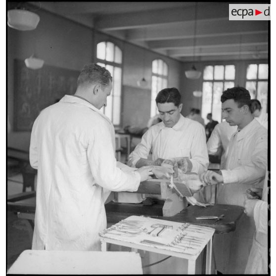 L'amphithéâtre de médecine opératoire de de l'école d'application du Service de santé des troupes coloniales.