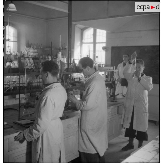 Laboratoire de chimie de l'école d'application du Service de santé des troupes coloniales.