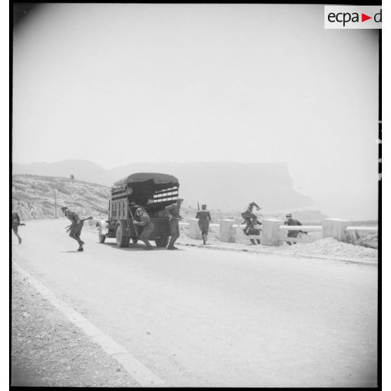 Exercice de la 15e compagnie (ou 15e escadron) du train sur le camp de Carpiagne.