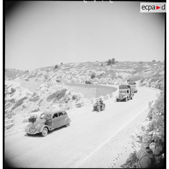 Exercice de la 15e compagnie (ou 15e escadron) du train sur le camp de Carpiagne.