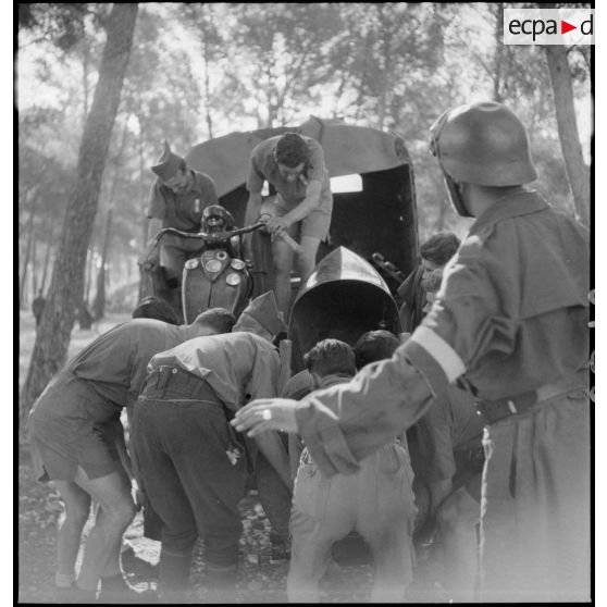 Exercice de la 15e compagnie (ou 15e escadron) du train sur le camp de Carpiagne.