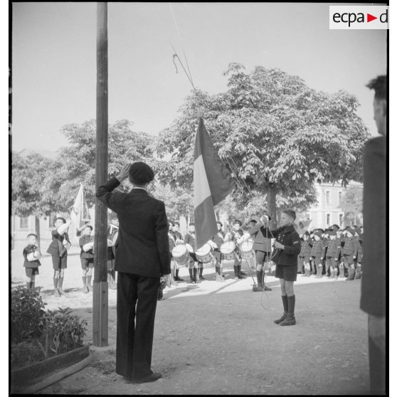 Cérémonie de montée des couleurs à l'Ecole militaire enfantine Hériot.