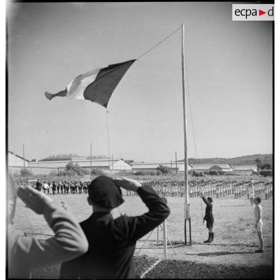 Cérémonie de montée des couleurs à l'Ecole militaire enfantine Hériot.