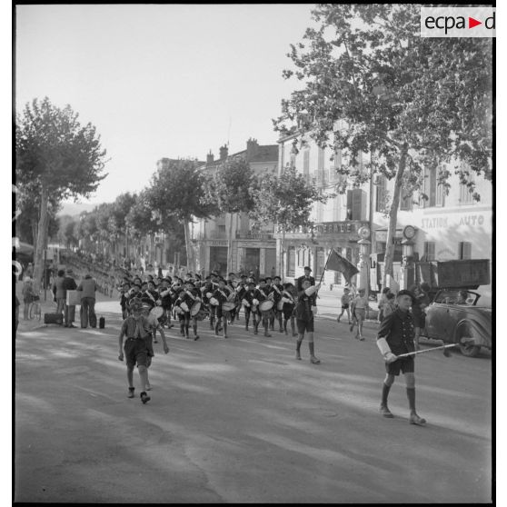 Défilé de la fanfare et de l'Ecole militaire enfantine Hériot.