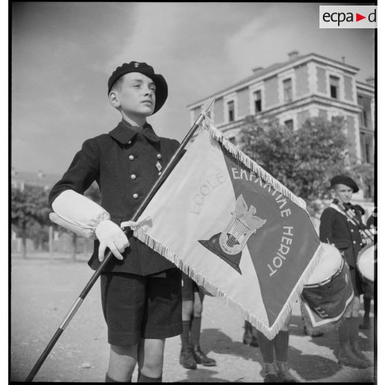 Le fanion de l'Ecole militaire enfantine Hériot, offert par la ville de Draguignan.