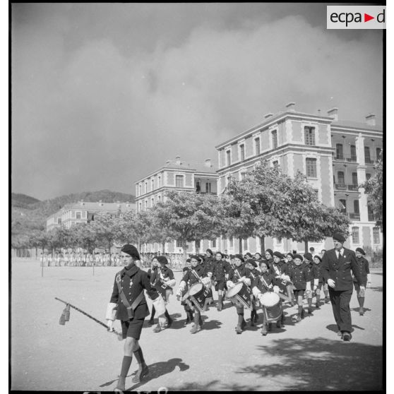 Défilé de la fanfare et de l'Ecole militaire enfantine Hériot.