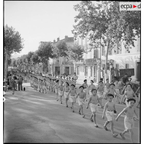 Défilé des enfants de l'Ecole militaire enfantine Hériot.