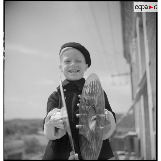 Portraits d'un cymbalier de la fanfare de l'Ecole militaire enfantine Hériot.