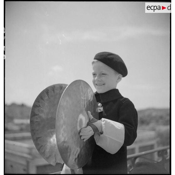 Portraits d'un cymbalier de la fanfare de l'Ecole militaire enfantine Hériot.