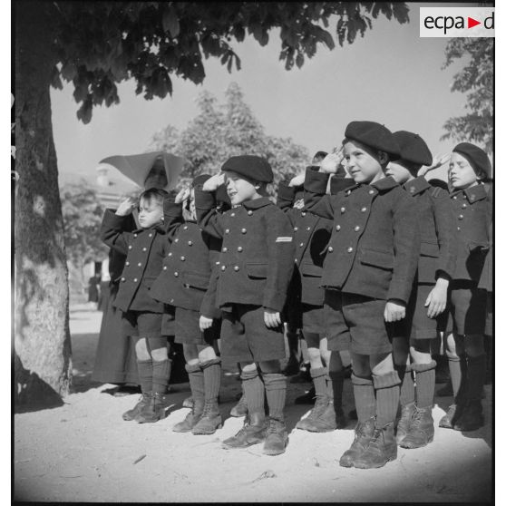 Cérémonie de montée des couleurs à l'Ecole militaire enfantine Hériot.