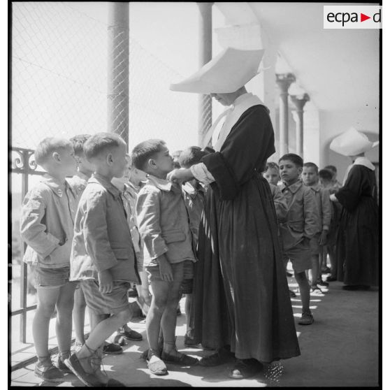 Les religieuses de l'ordre de Saint-Vincent de Paul à l'Ecole militaire enfantine Hériot.