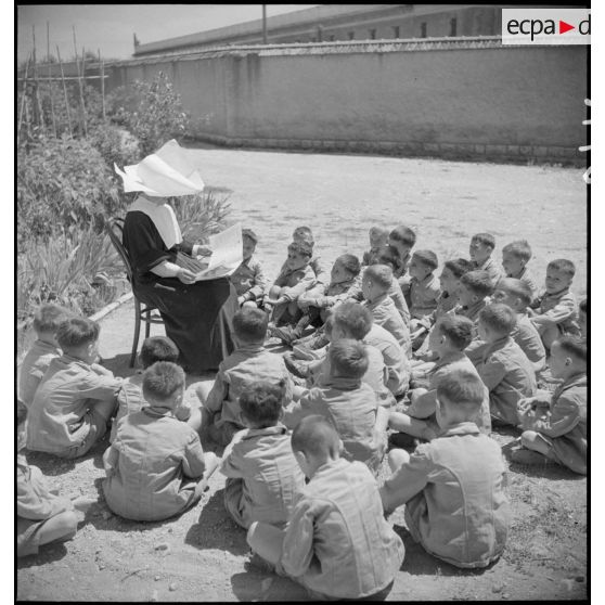 Séance de lecture à l'Ecole militaire enfantine Hériot.