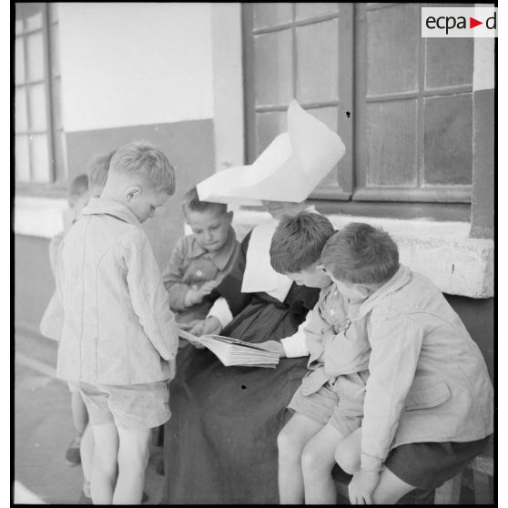 Séance de lecture à l'Ecole militaire enfantine Hériot.