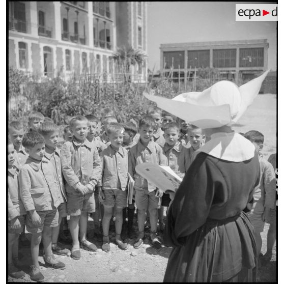 Séance de chant à l'Ecole militaire enfantine Hériot.