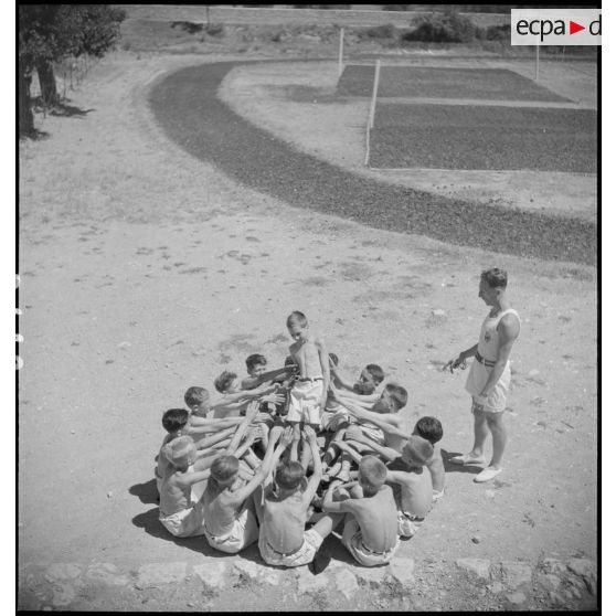 Séance d'hébertisme à l'Ecole militaire enfantine Hériot.