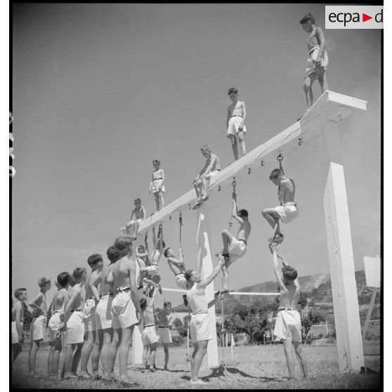 Séance d'hébertisme à l'Ecole militaire enfantine Hériot.