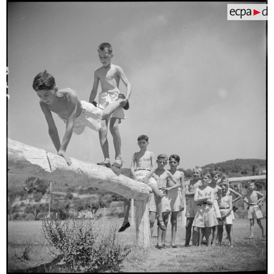 Séance d'hébertisme à l'Ecole militaire enfantine Hériot.