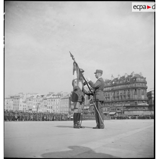 Le général de corps d'armée Eugène Bridoux remet l'étendard du 405e RADCA à un colonel.