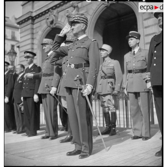 Salut des officiers présents sur la tribune officielle lors du défilé des troupes.