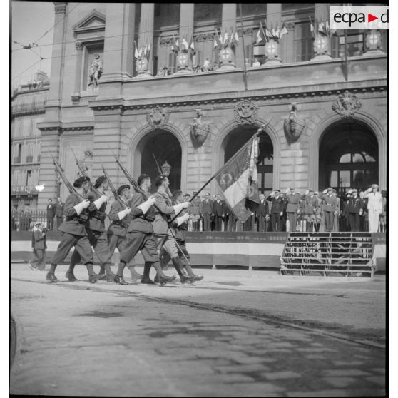 Le drapeau du 43e RIA et sa garde d'honneur lors du défilé.