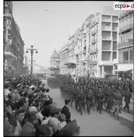 Défilé du 43e RIA sur la Cannebière.