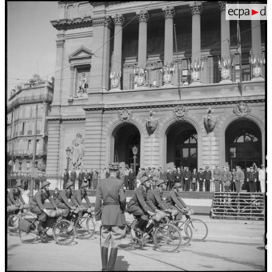 Un peloton cycliste du 12e RC lors du défilé.