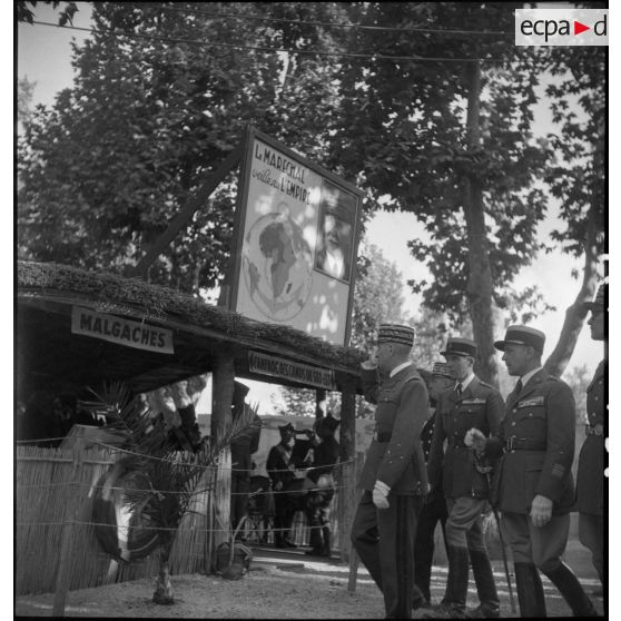 Le général de corps d'armée Eugène Bridoux à l'exposition consacrée à l'armée nouvelle.