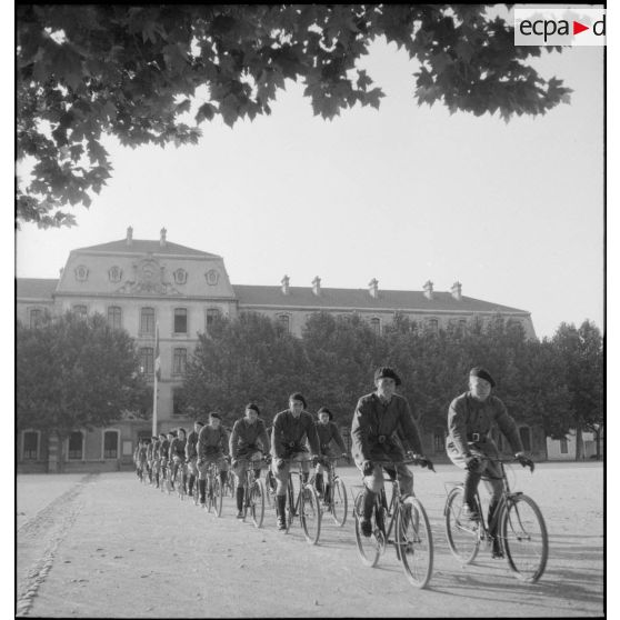 Départ en exercice d'une brigade à bicyclette.