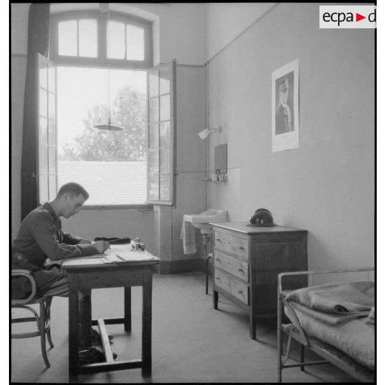 Chambre individuelle d'un aspirant élève-officier à l'école du génie d'Avignon.