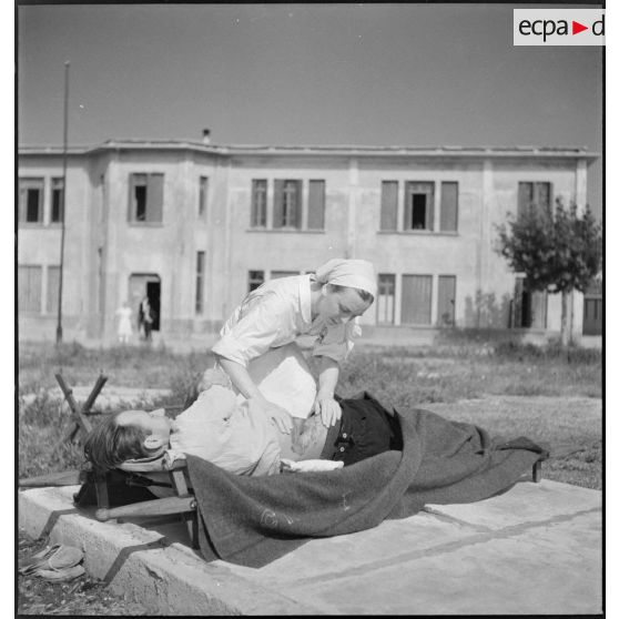 Traitement des plaies au soleil à l'hôpital héliomarin.