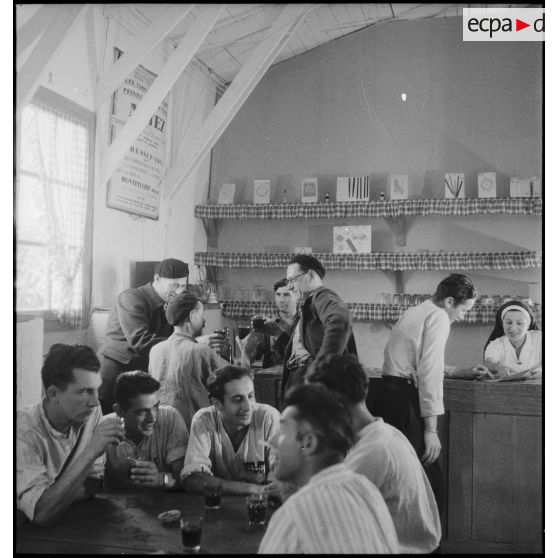 Le bar du foyer de l'hôpital héliomarin.