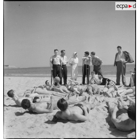 Promenade ou jeu sur la plage de Sète.