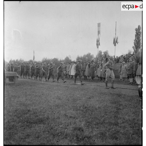 Départ d'une équipe effectuant l'épreuve de marche du relais d'honneur du 18e RI.